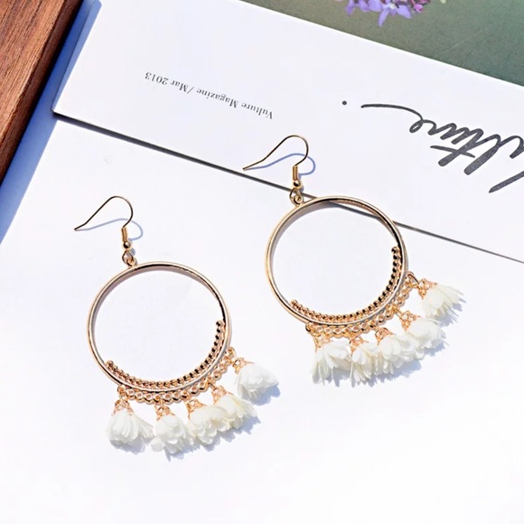 NEW 🌸 white Floral Gold Hoop Drop Earrings - Picture 2 of 4